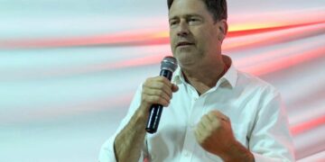 Para Briner sería “un honor” acompañar a Llaryora