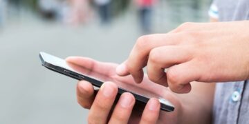 El 75% de la población de más de 10 años tiene celular, pero el acceso a Internet continúa desigual