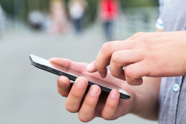 El 75% de la población de más de 10 años tiene celular, pero el acceso a Internet continúa desigual