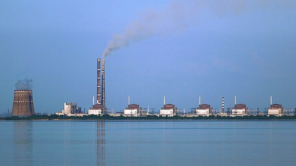 Bombardeos sacuden otra vez gran central nuclear de Ucrania controlada por Rusia