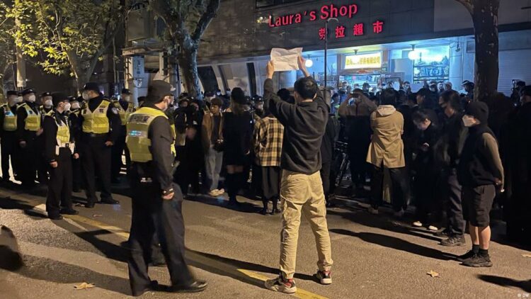 La población de las grandes ciudades rompió las restricciones para protestar.