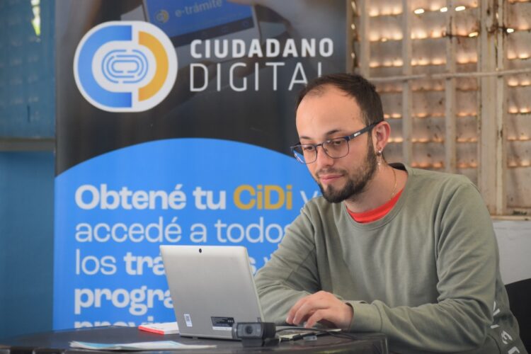 Continúan los operativos para ayudar a los vecinos a crear un usuario en la app del Ciudadano Digital
