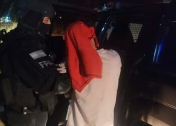 Tenía más de 1500 dosis de drogas e intentó meterse en la casa del vecino para evitar ser detenido