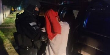 Tenía más de 1500 dosis de drogas e intentó meterse en la casa del vecino para evitar ser detenido