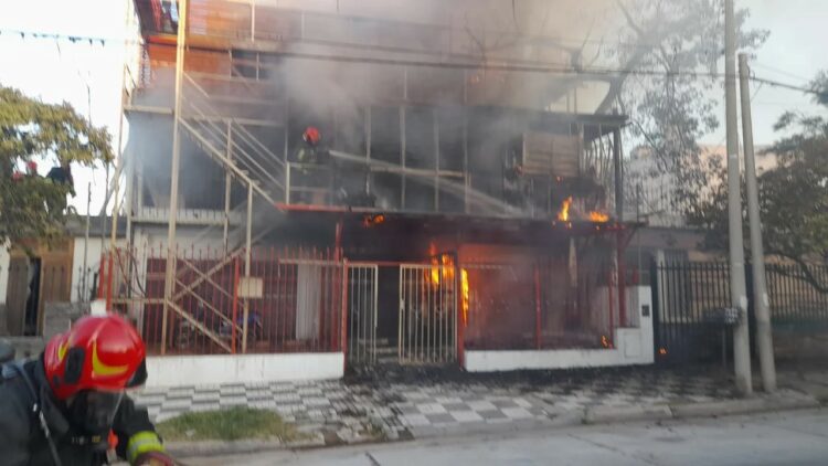 En el incendio de barrio Maipú Segunda Sección hubo unos 15 evacuados.