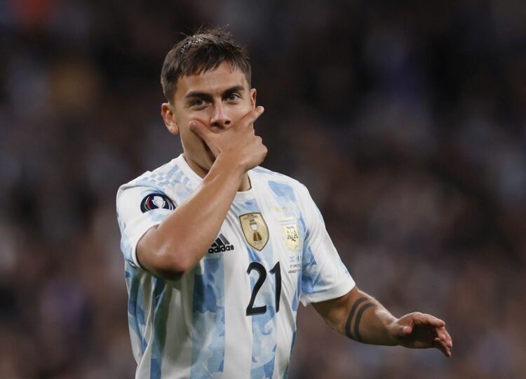 FOTO DE ARCHIVO: Fútbol - Finalissima - Italia contra Argentina - Estadio de Wembley, Londres, Gran Bretaña - 1 de junio de 2022. El argentino Paulo Dybala celebra el tercer gol. REUTERS/Andrew Couldridge