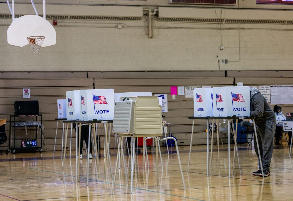 EE.UU. aguarda los resultados de unos comicios cruciales para Biden