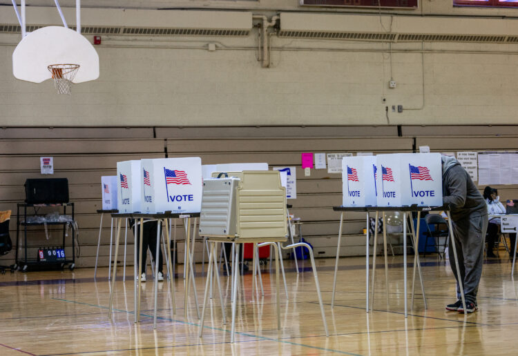 EE.UU. aguarda los resultados de unos comicios cruciales para Biden