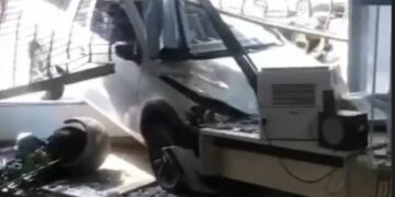 El momento en que una camioneta terminó adentro de una oficina de Anses