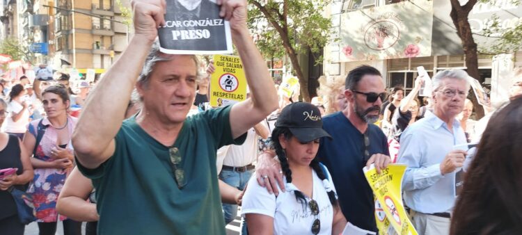 Familiares de las víctimas piden la renuncia de González