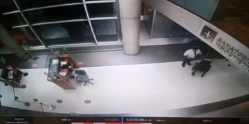 Un «fantasma» porteño entró para atenderse en un sanatorio y la reacción del guardia se volvió viral