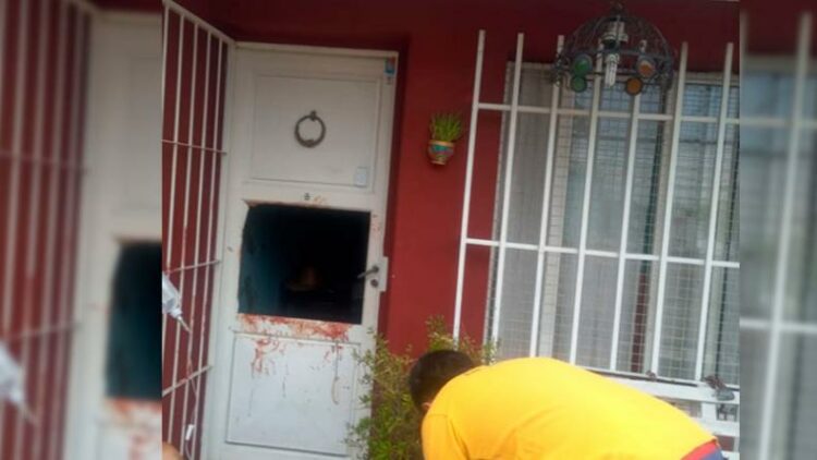 En barrio Mariano Fragueiro, los vecinos rompieron la puerta de la vivienda.