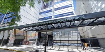 Acuerdan elevar el salario mínimo un 20% en cuatro tramos