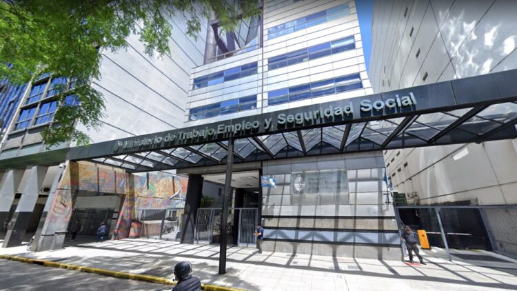 Acuerdan elevar el salario mínimo un 20% en cuatro tramos
