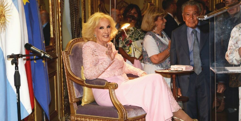 Mirtha Legrand fue condecorada por la Embajada francesa