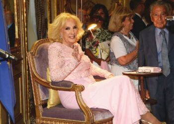 Mirtha Legrand fue condecorada por la Embajada francesa