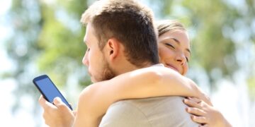 El truco viral de un chico para verse con la amante y que la novia no se entere