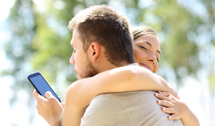 El truco viral de un chico para verse con la amante y que la novia no se entere