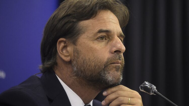 Lacalle Pou anunció medidas para desalentar cruce de uruguayos a la Argentina