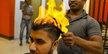 Intentó hacerle el “corte de pelo en llamas” a un cliente, pero el fuego se descontroló y casi lo mata