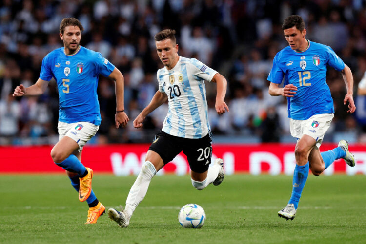 FILE PHOTO: Soccer Football - Finalissima - Italy v Argentina - Wembley Stadium, London, Britain - June 1, 2022 Argentina's Giovani Lo Celso in action with Italy's Manuel Locatelli and Italy's Matteo Pessina REUTERS/Andrew Couldridge/File Photo
