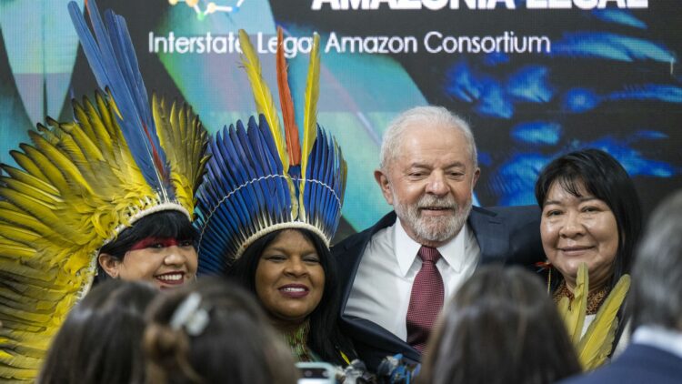 El brasileño Lula da Silva y representantes de pueblos originarios en la cumbre.