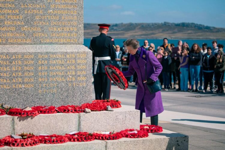 La hermana del Rey Carlos III visitó Malvinas y el Gobierno calificó su presencia como "colonial"