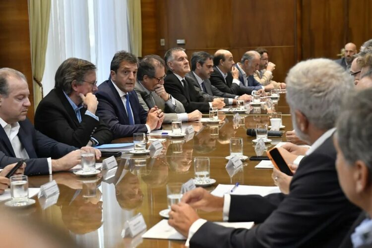 El ministro en la cumbre con los representantes de la industria agropecuaria.