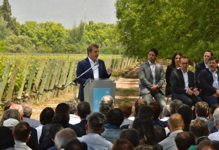 Sergio Massa anunció una batería de medidas para el sector desde Mendoza.