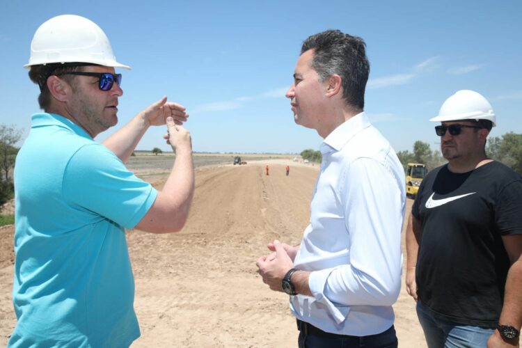 Calvo recorrió la obra de conexión que unirá La Para y Toro Pujio