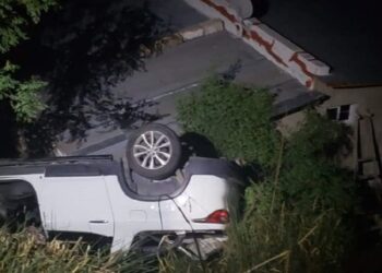 Chocaron contra una mula y terminaron precipitándose al vacío