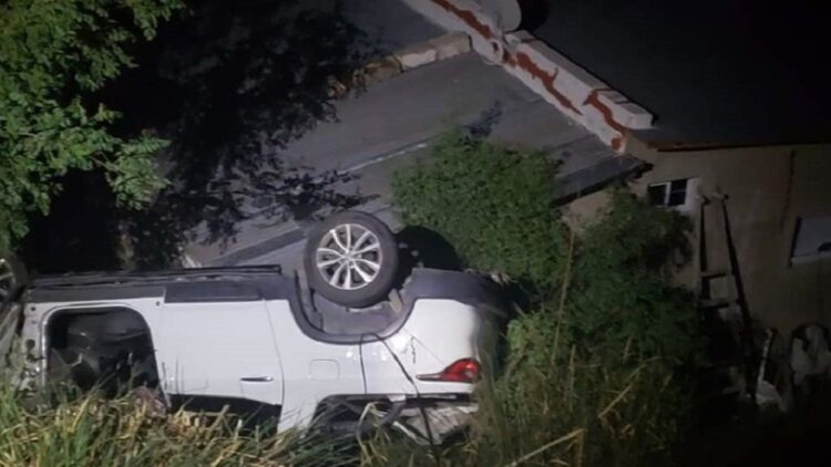 Chocaron contra una mula y terminaron precipitándose al vacío
