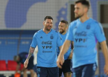 Messi se entrenó con normalidad y Scaloni probó el once para el debut