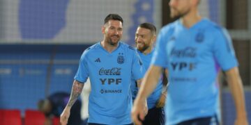 Messi se entrenó con normalidad y Scaloni probó el once para el debut