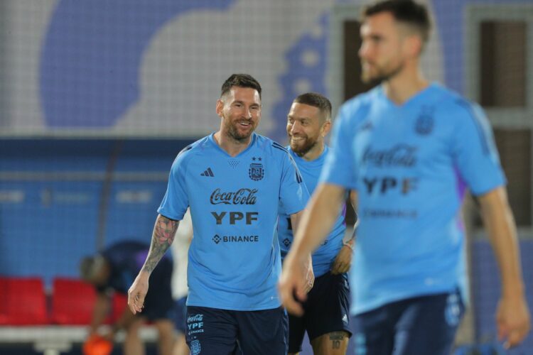 Messi se entrenó con normalidad y Scaloni probó el once para el debut