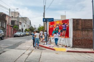 Un mural en apoyo al pedido de una madre