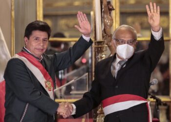 Castillo renueva su gabinete en medio de la crisis