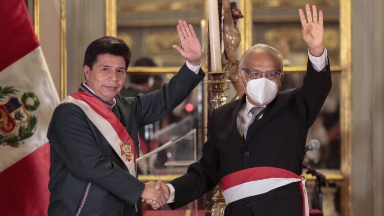 Castillo renueva su gabinete en medio de la crisis