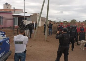 Amenazó a su familia, hirió a un policía, se atrincheró y lo detuvieron