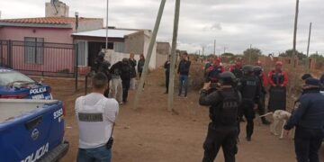 Amenazó a su familia, hirió a un policía, se atrincheró y lo detuvieron