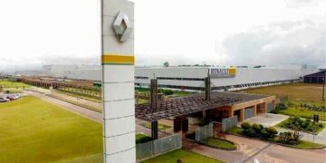 Por las importaciones, Nissan y Renault suspenden personal