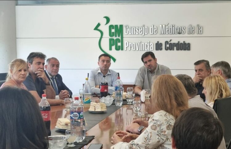 El conflicto en los hospitales potencia la embestida opositora
