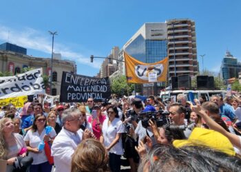 Masivo reclamo de los equipos de salud por mejoras laborales