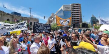 Masivo reclamo de los equipos de salud por mejoras laborales