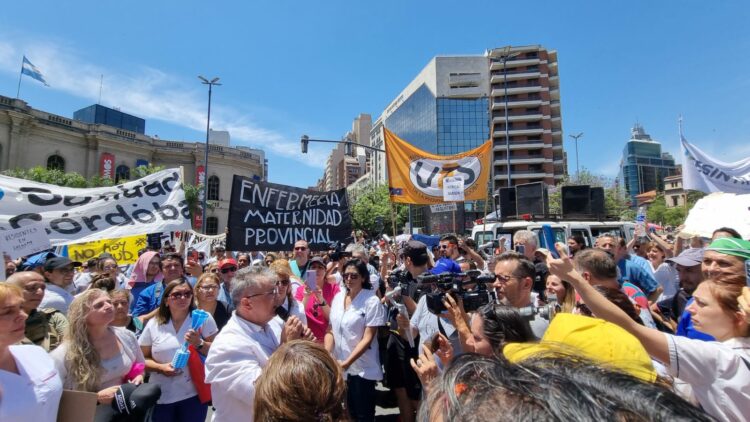 Masivo reclamo de los equipos de salud por mejoras laborales