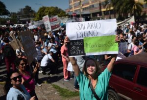 Masivo reclamo de los equipos de salud por mejoras laborales Masivo reclamo de los equipos de salud por mejoras laborales
