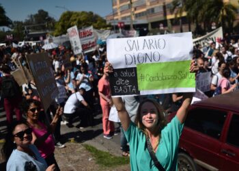 Masivo reclamo de los equipos de salud por mejoras laborales