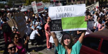 Masivo reclamo de los equipos de salud por mejoras laborales