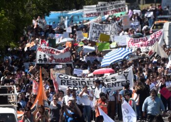 Masivo reclamo de los equipos de salud por mejoras laborales