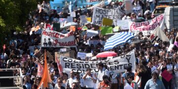 Masivo reclamo de los equipos de salud por mejoras laborales